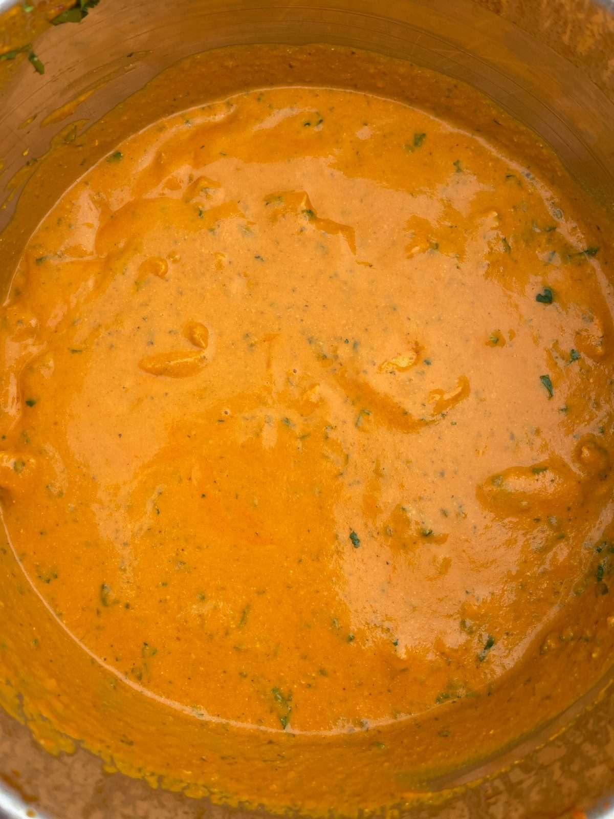 curry sauce with bitesize chicken pieces