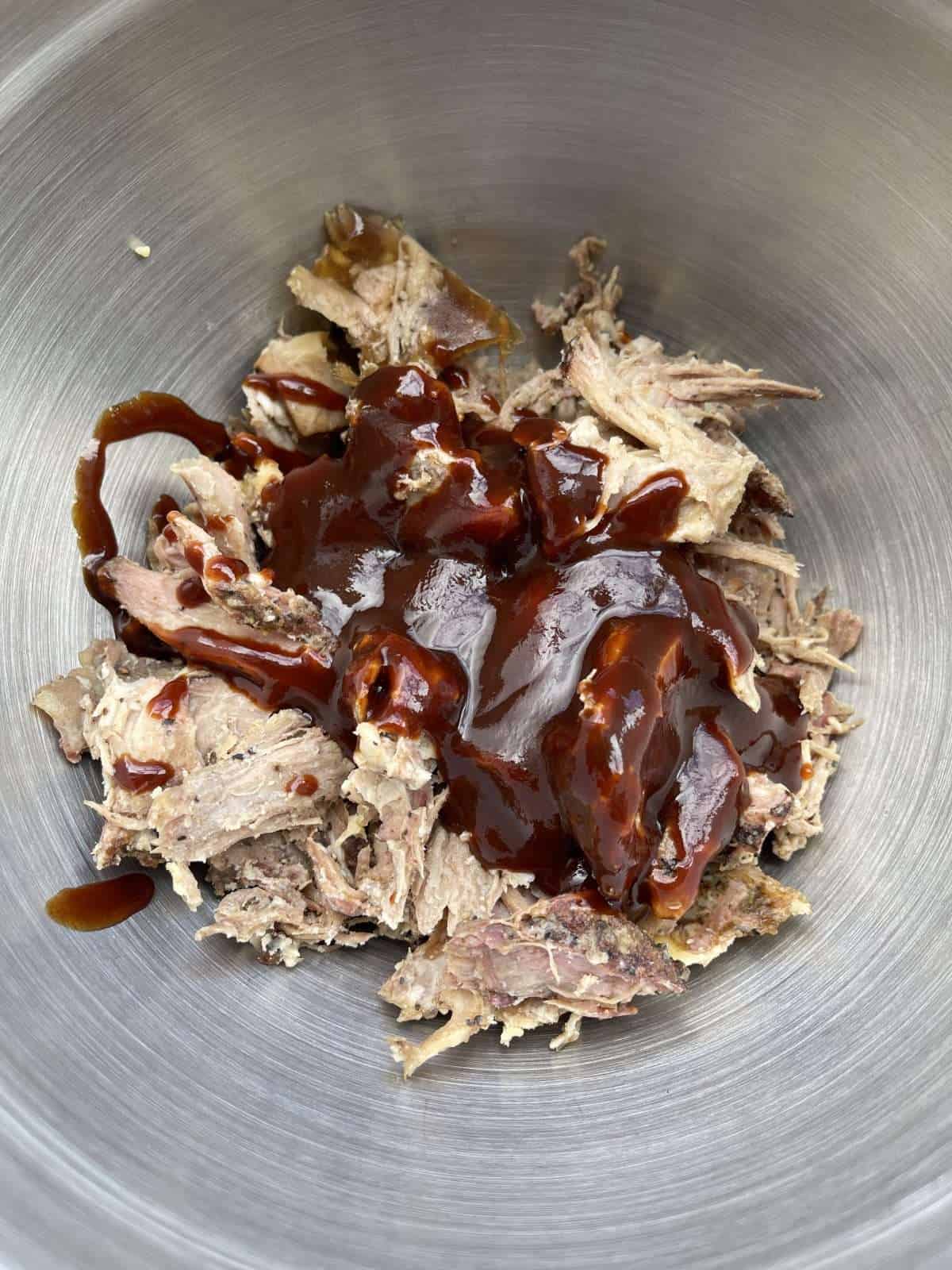 smoked pulled pork with bbq sauce
