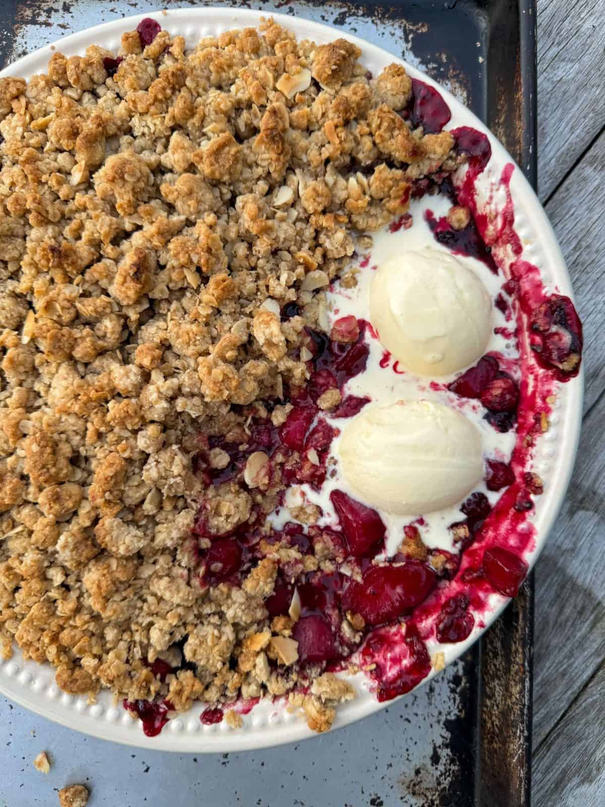 blackberry crumble with vanilla ice cream