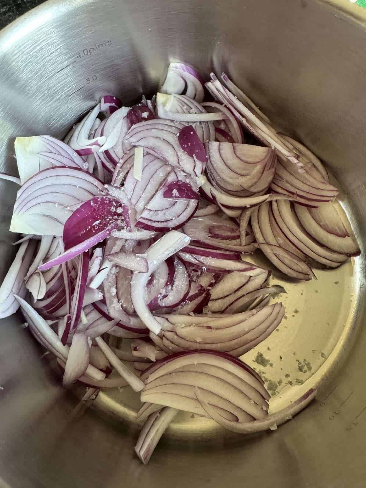 sliced onions for gravy