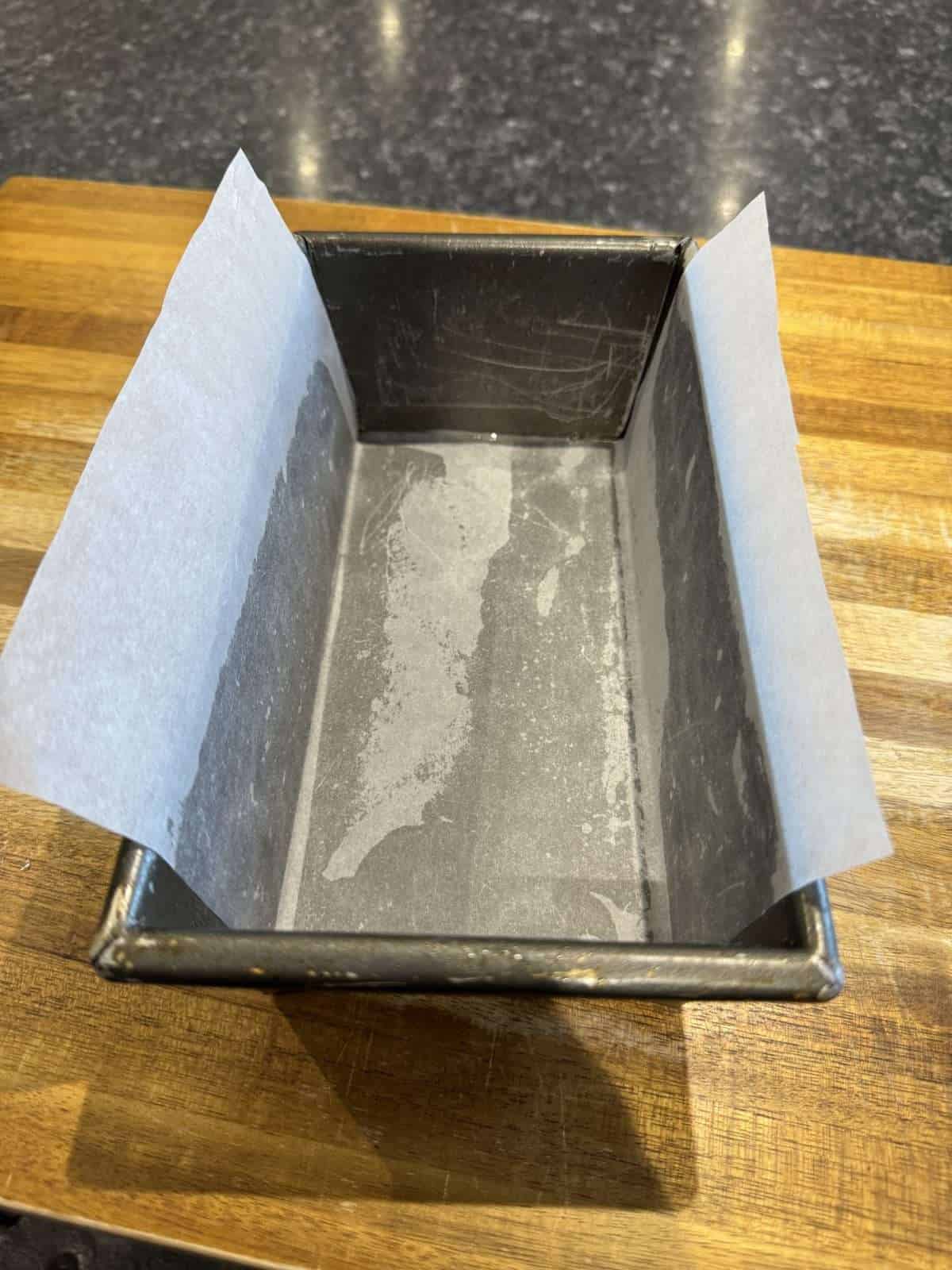 how to line a loaf tin