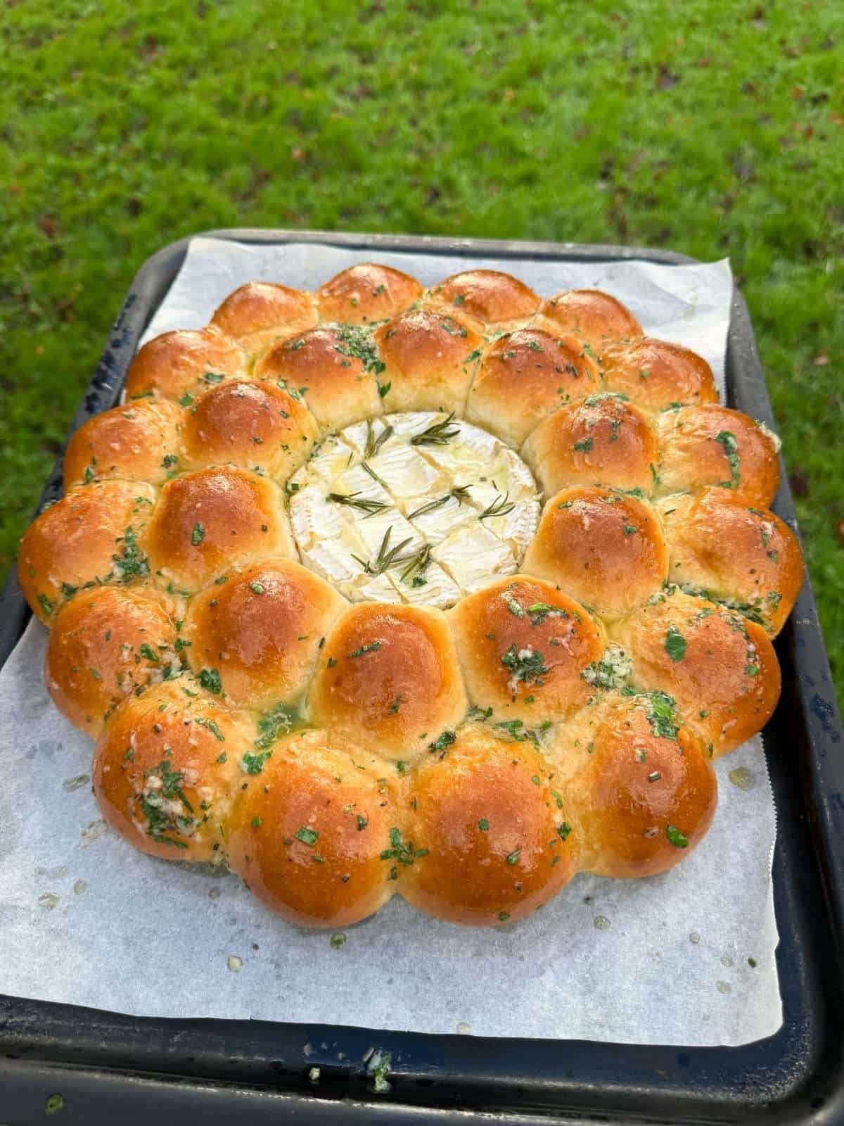 dough ball wreath with camembert & garlic butter