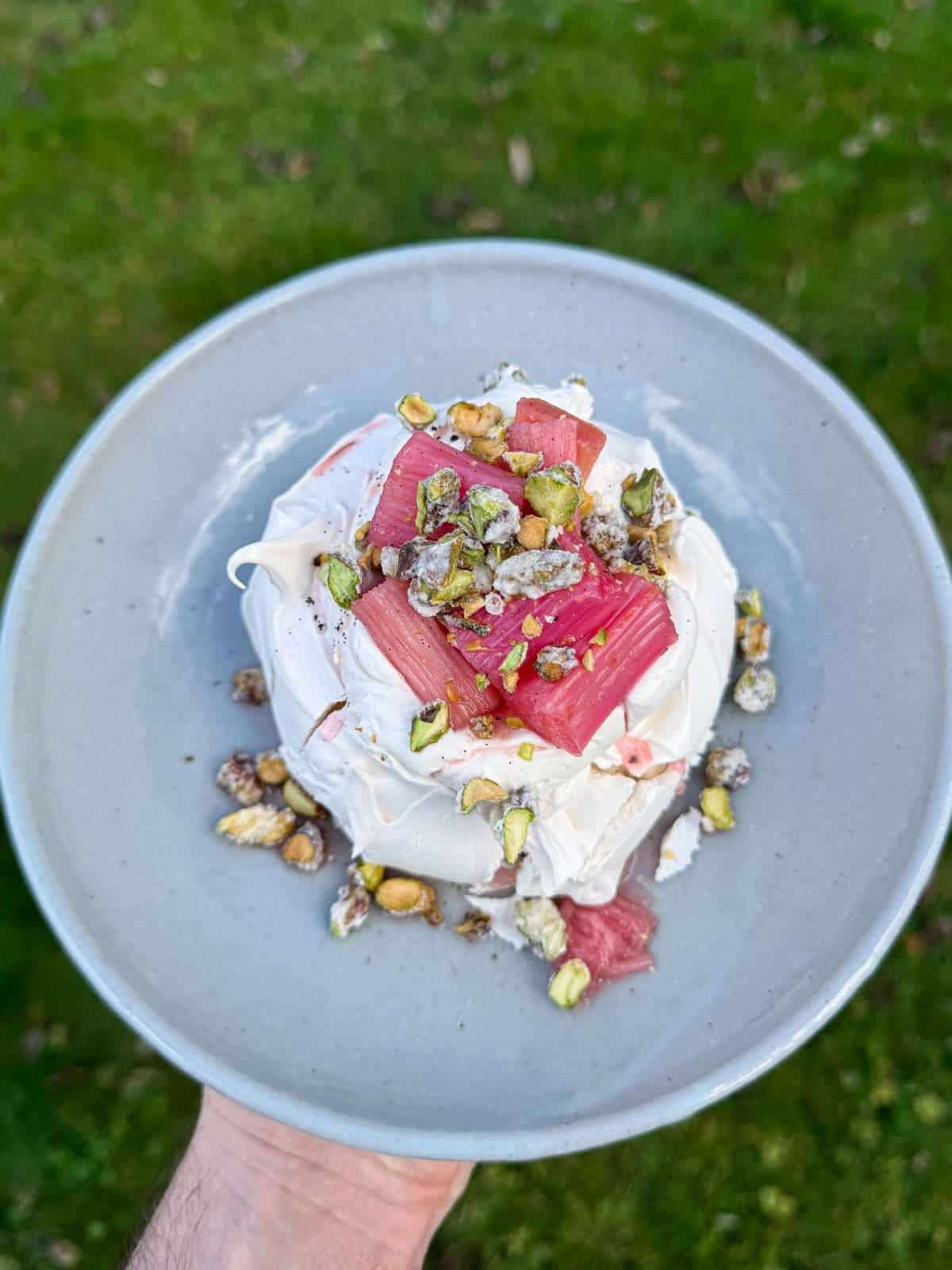 rhubarb pavlova topping