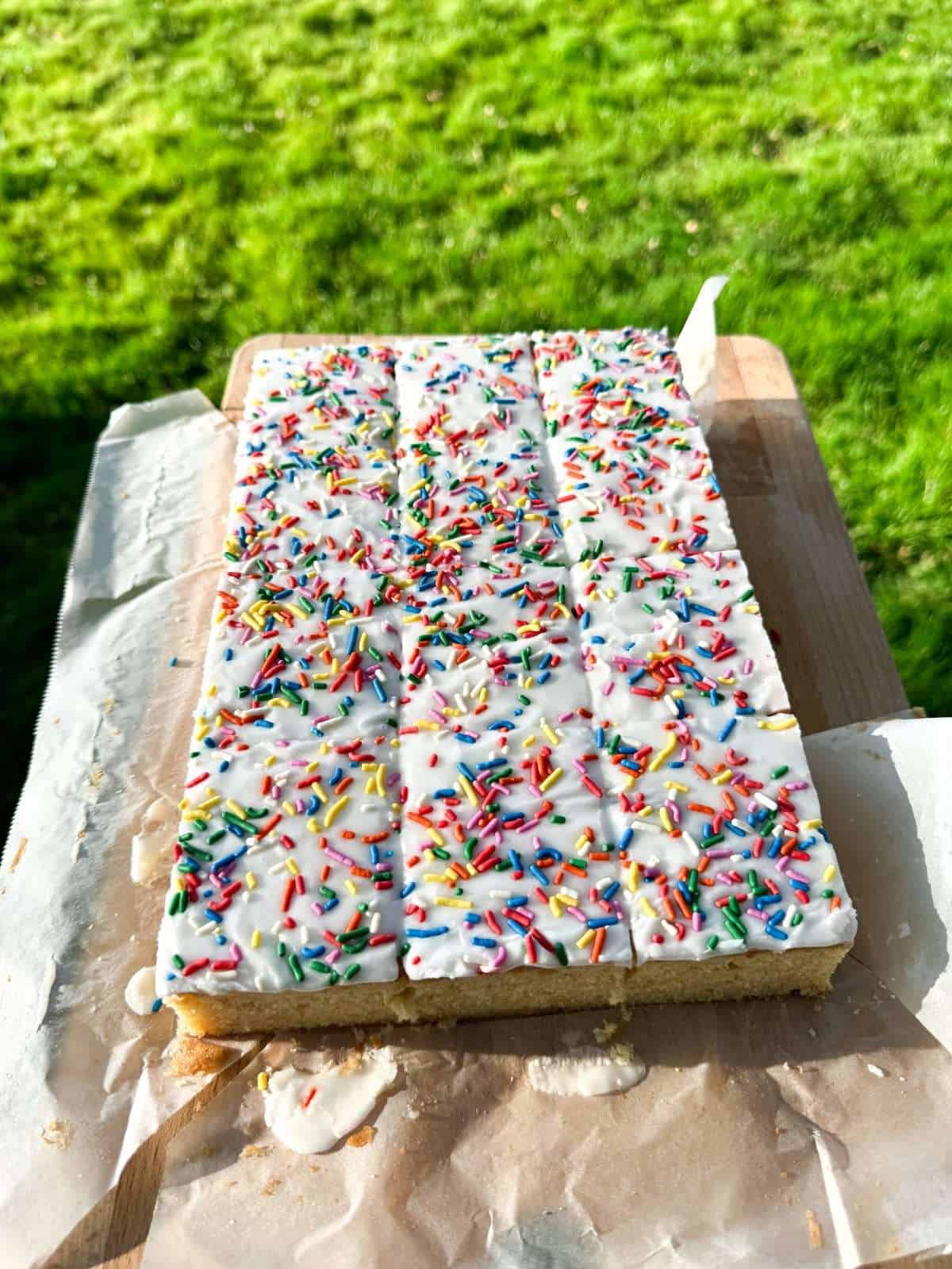 retro sprinkle cake traybake