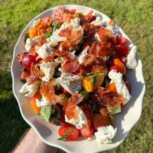 tomato peach & crispy prosciutto salad