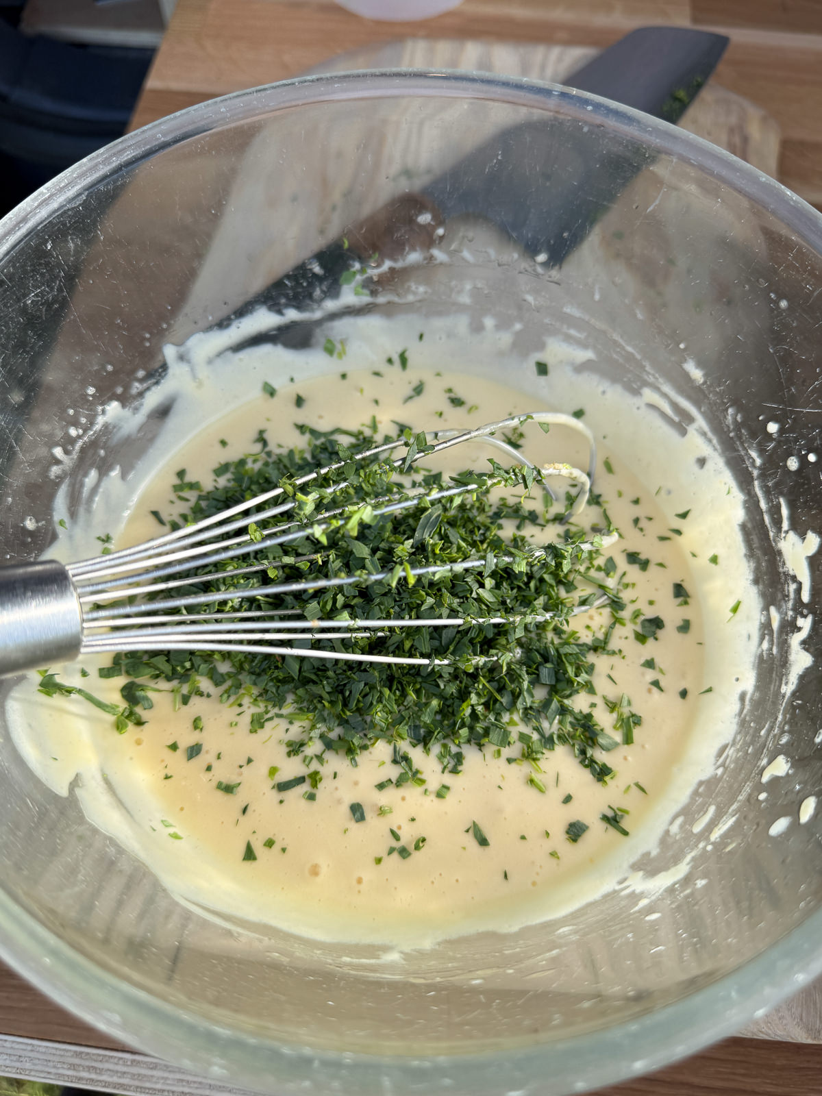 adding chopped tarragon to hollandaise to make béarnaise