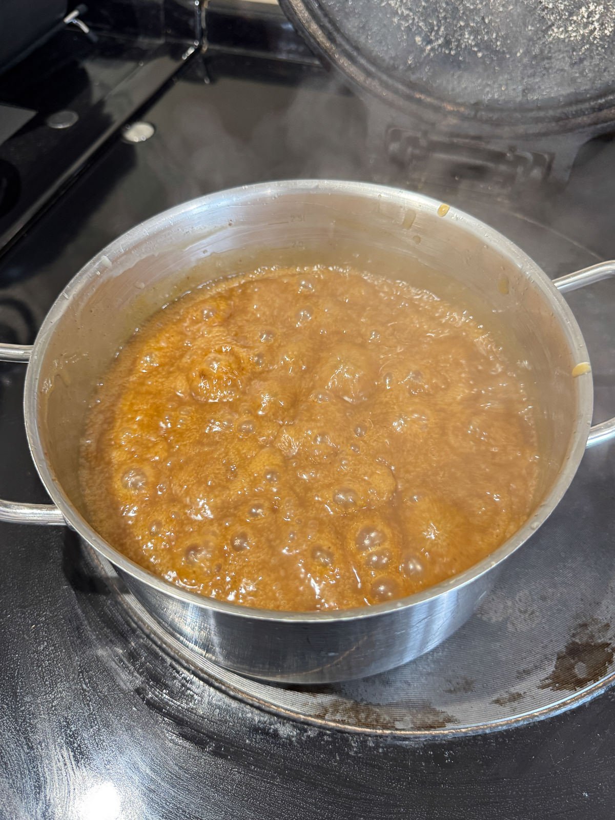 toffee sauce boiling on stove to thicken