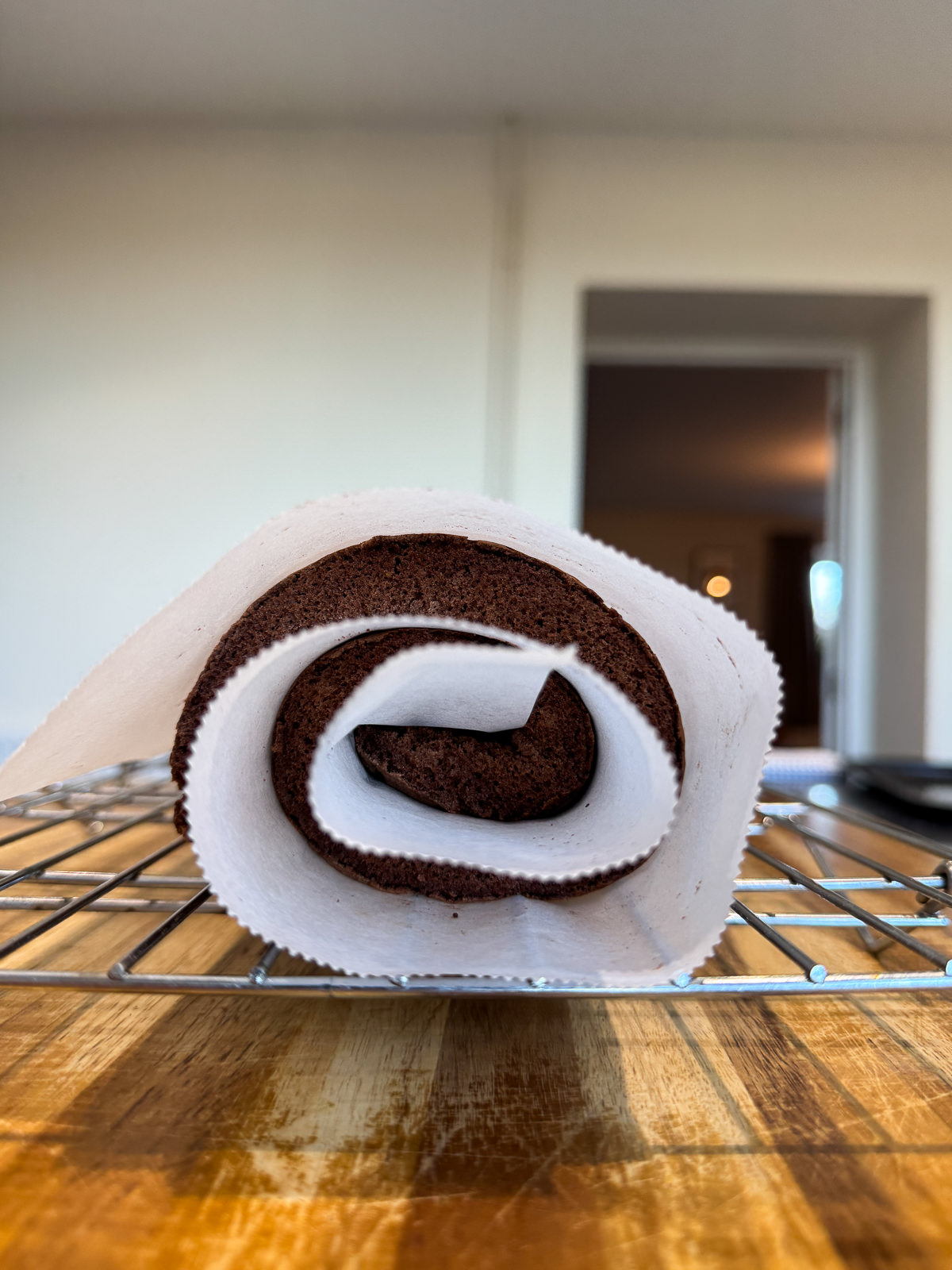 how to properly cool Swiss roll to avoid cracks