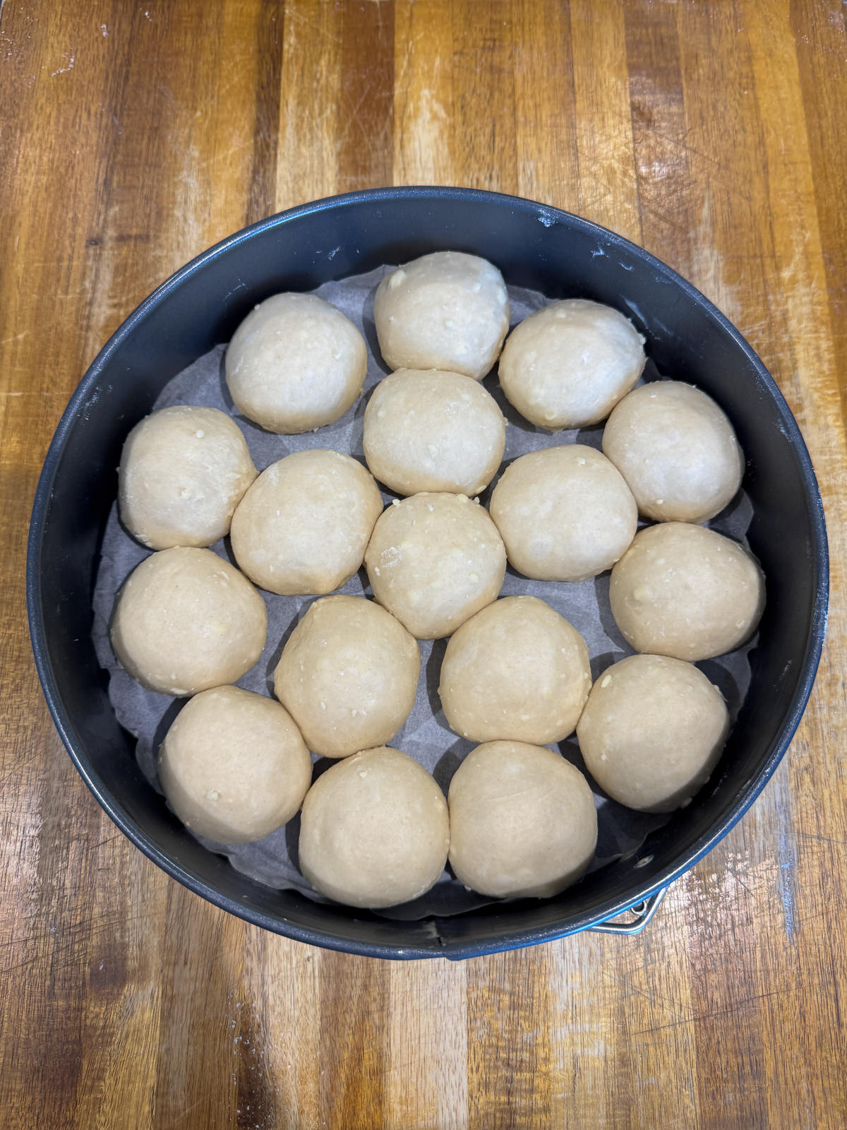 shaped rolls in round tin