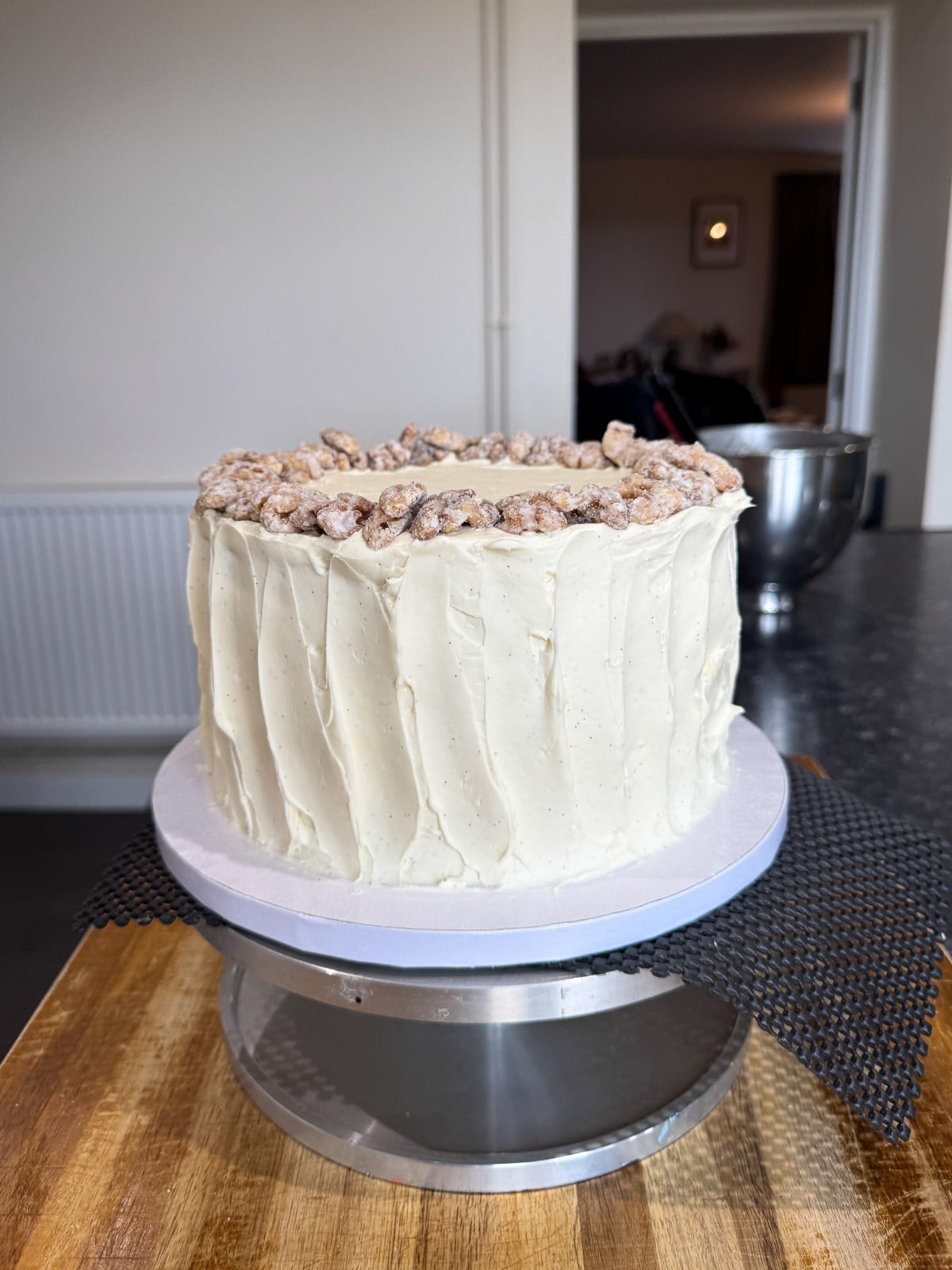 decorative swoops in frosting