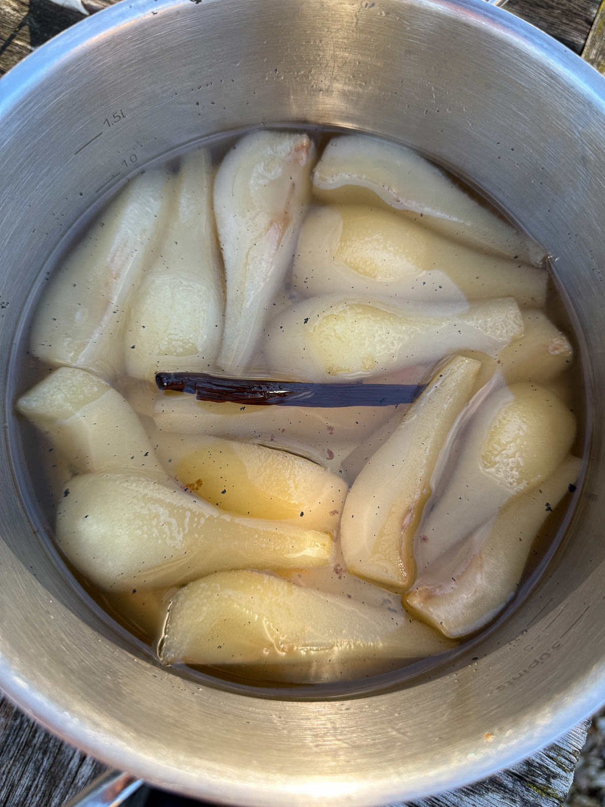 vanilla poached pears in syrup
